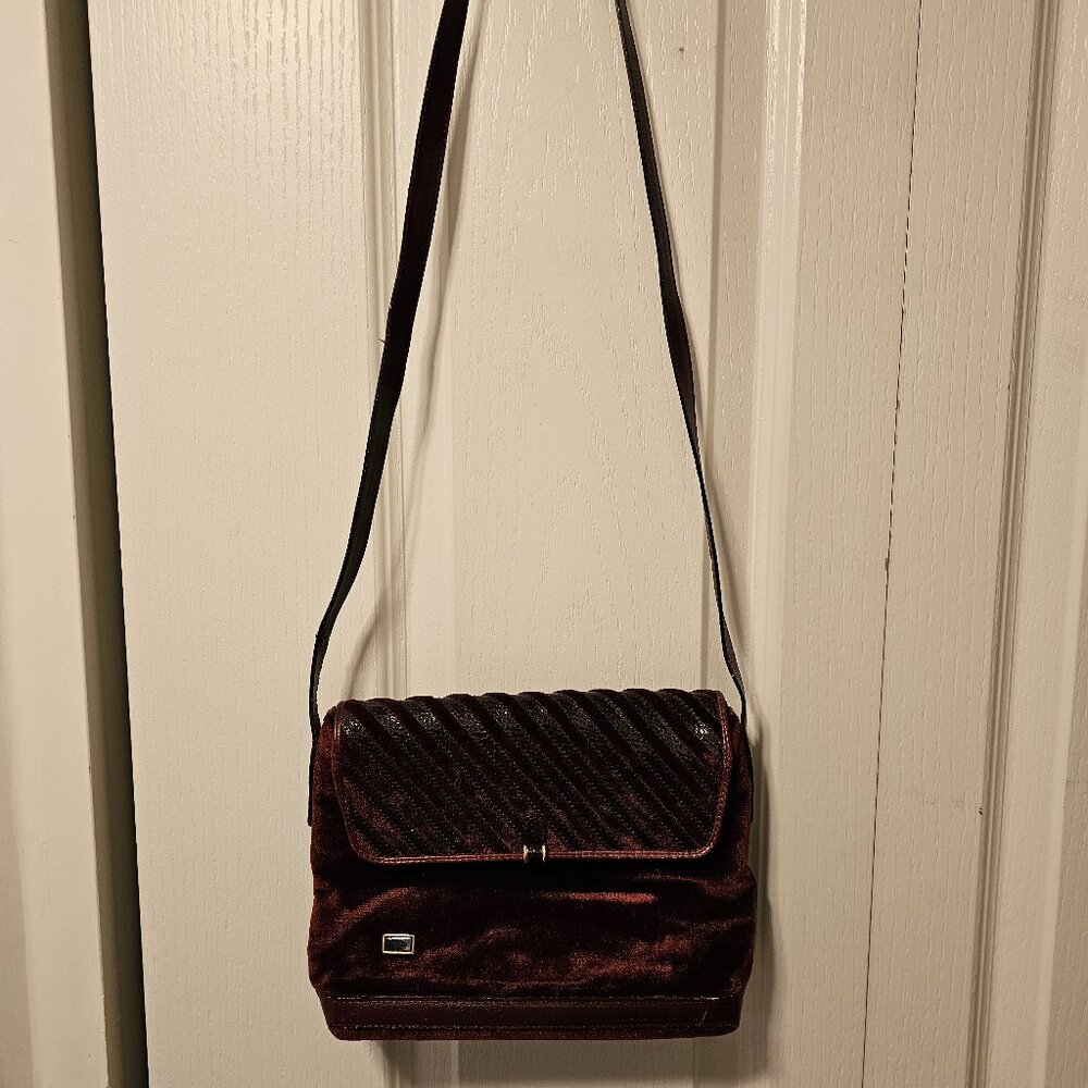 Vintage small lady shoulder purse.